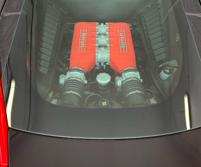 Motor Ferrari detallado acabado profesional
