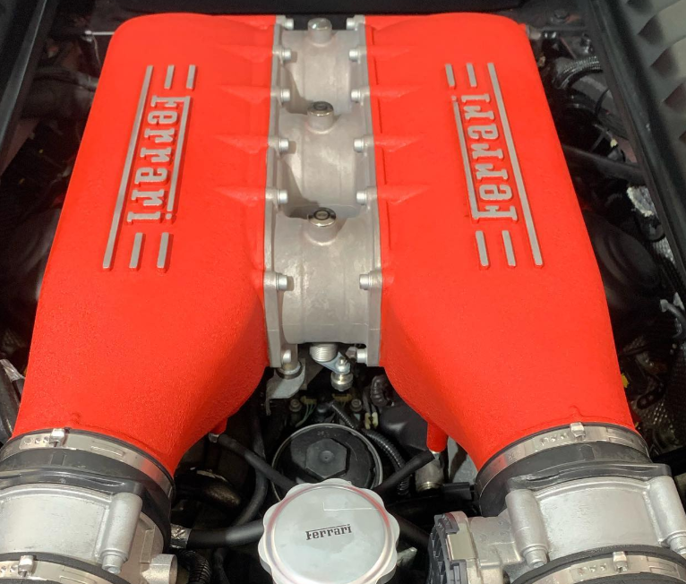 Motor Ferrari rojo detallado