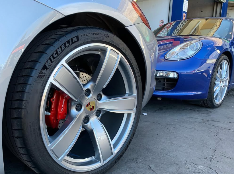 Porsche rueda detallado en autolavado